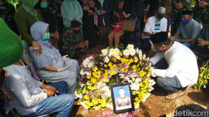 Pemakaman Lettu Vira Yudha, korban helikopter TNI AD yang jatuh