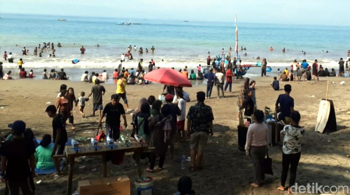 Masih Psbb Ribuan Wisatawan Padati Lokasi Wisata Pantai Di Sukabumi