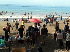 Masih PSBB, Ribuan Wisatawan Padati Lokasi Wisata Pantai di Sukabumi