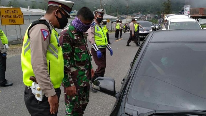Petugas Putar Balik Warga yang Hendak Wisata ke Karo