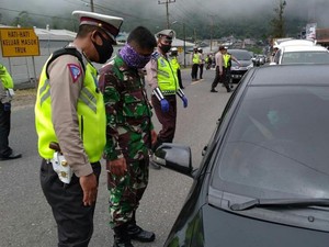 Masuk Zona Merah, Petugas Putar Balik Warga yang Hendak Wisata ke Karo