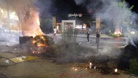 Mereka juga membakar halaman restoran tempat Brooks ditembak mati malam sebelumnya.