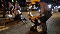 Sejumlah demonstran diamankan polisi.