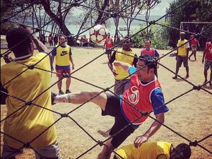 Rindu Anak Papua, Ridwan Kamil Unggah Foto Main Bola Bareng di Pangandaran