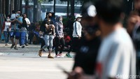 Di akhir pekan ini, warga yang datang semakin banyak.