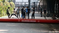 Sekelompok remaja tengah bermain sepakbola di kawasan GBK.