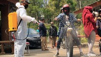 Kendaraan yang masuk juga disemprot disinfektan.