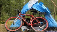 Seorang pengunjung bersantai di Camping Ground Ranca Upas.