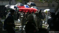 Jenazah Pramono Edhie saat dibawa menuju liang lahad.