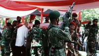 Jenazah pun dimasukkan ke liang lahad dengan diawali satu kali letusan senjata prajurit TNI.