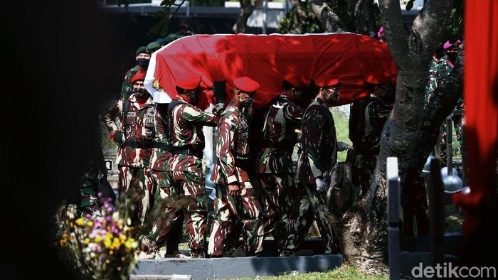 Pramono Edhie Wibowo Dimakamkan Secara Militer Jenazah mantan KSAD Pramono Edhie Wibowo dimakamkan di TMP Kalibata, Jakarta Selatan. Pramono Edhie dimakamkan dengan proses pemakaman militer.