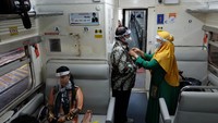 Para penumpang harus mengenakan masker dan pelindung wajah, memakai baju lengan panjang atau jaket, serta menunjukkan surat bebas COVID-19 perjalanan KA, selama masa adaptasi kebiasaan baru.
