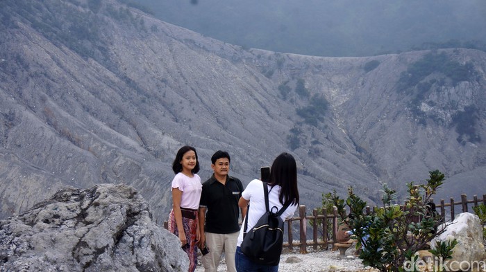 Wisatawan mulai berdatangan keTaman Wisata Alam (TWA) Gunung Tangkuban Parahu, Lembang, Bandung Barat. Objek wisata ini resmi dibuka pada Sabtu (13/6/2020).