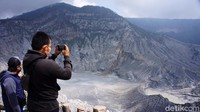 Pengunjung menikmati objek wisata Gunung Tangkuban Parahu, Sabtu (13/6).