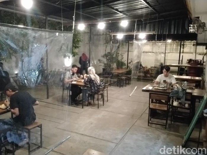 Restoran di Semarang Pasang Sekat dan Kurangi Menu