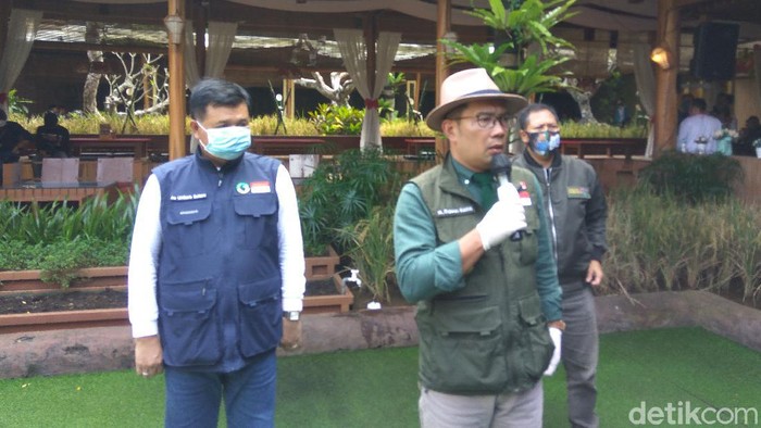 Gubernur Jawa Barat Ridwan Kamil saat meninjau kesiapan objek wisata di Lembang.