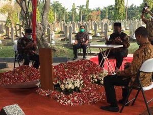 SBY Melayat ke Pusara Pramono Edhie