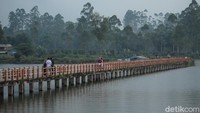 Danau buatan tersebut memiliki luas sekitar 1.400 hektar dan berada di dataran tinggi Pegunungan Pangalengan (Muhammad Iqbal/detikcom)
