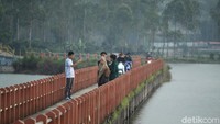Selain menikmati ketenangan dan kesejukan udara di sana, pengunjung dapat berswafoto dengan pemandangan yang asri khas Pangalengan. Bila datang di pagi dan malam hari pasti akan menemukan kabut yang tebal (Muhammad Iqbal/detikcom)