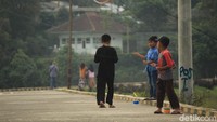 Sekumpulan anak yang sedang berwisata di sekitar danau (Muhammad Iqbal/detikcom)