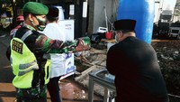 Keluarga almarhum menyediakan dua alat cuci tangan portable di samping pagar, karena dalam situasi pandemi COVID-19.