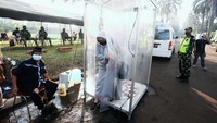 Pelayat juga harus masuk ke dalam bilik disinfektan.