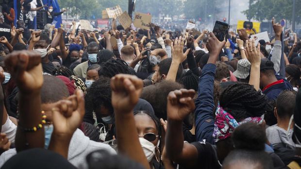 Police advance on protesters during a march against police brutality and racism in Marseille, France, Saturday, June 13, 2020, organized by supporters of Adama Traore, who died in police custody in 2016 in circumstances that remain unclear despite four years of back-and-forth autopsies. Several demonstrations went ahead Saturday inspired by the Black Lives Matter movement in the U.S. (AP Photo/Daniel Cole)