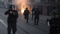 Bentrokan akhirnya terjaid antara polisi anti huru hara dan demonstran. Polisi sampai menembakkan gas air mata untuk membubarkan demonstran.