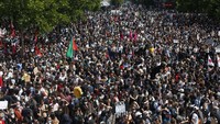 Ribuan orang mengambil bagian dalam demonstrasi menentang kebrutalan dan rasisme polisi di Paris, Prancis, Sabtu, 13 Juni 2020.
