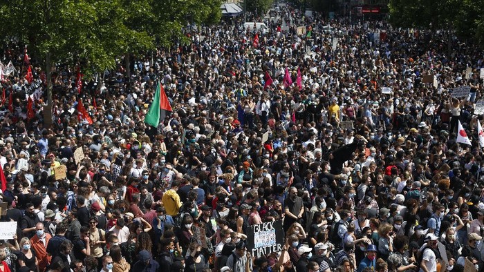 Terilhami 'Black Lives Matter', Ribuan Warga Prancis Turun ke Jalan Police advance on protesters during a march against police brutality and racism in Marseille, France, Saturday, June 13, 2020, organized by supporters of Adama Traore, who died in police custody in 2016 in circumstances that remain unclear despite four years of back-and-forth autopsies. Several demonstrations went ahead Saturday inspired by the Black Lives Matter movement in the U.S. (AP Photo/Daniel Cole)