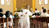 Umat Katolik Banyuwangi kembali menggelar misa di gedung gereja dengan protokol kesehatan yang ketat, setelah 4 bulan misa digelar secara daring di rumah masing-masing karena pandemi COVID-19.ANTARA FOTO/Budi Candra Setya.