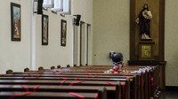 Jemaat duduk di antara pembatas jarak tubuh saat melaksanakan Misa di Gereja Salib Suci, Bandung, Jawa Barat, Minggu (14/6/2020). ANTARA FOTO/Novrian Arbi.