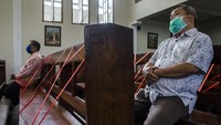Jemaat Katolik di gereja tersebut untuk pertama kalinya melaksanakan Misa pada keadaan Normal Baru pandemi COVID-19 dengan menerapkan protokol kesehatan dan membatasi jumlah jemaat menjadi 30 hingga 50 persen dari kapasitas gereja. ANTARA FOTO/Novrian Arbi.