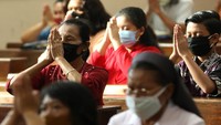 Umat Katolik beribadah misa dengan tetap mengenakan masker di Gereja Katolik Maria Ratu Damai Banyuwangi, Minggu (14/6/2020). ANTARA FOTO/Budi Candra Setya.
