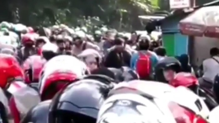 Video: Jalur Puncak Bogor Macet Parah!