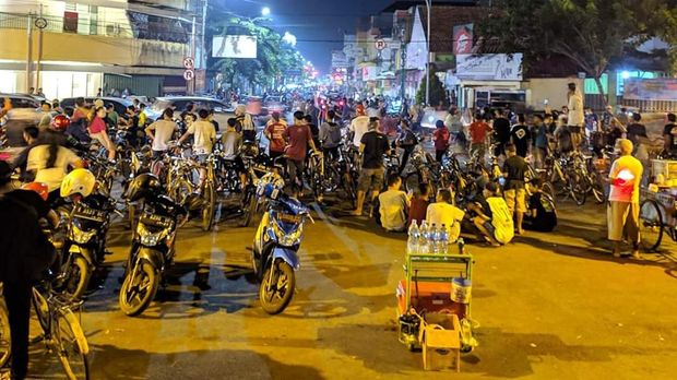 viral ribuan pesepeda padati alun-alun kota mojokerto
