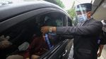 Potret Wisuda Drive Thru di Surabaya
