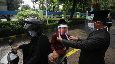 Potret Wisuda Drive Thru di Surabaya
