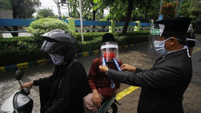 Murid SD Islam Al Azhar (SDIA) 11 Surabaya mengikuti prosesi wisuda akhir tahun secara 