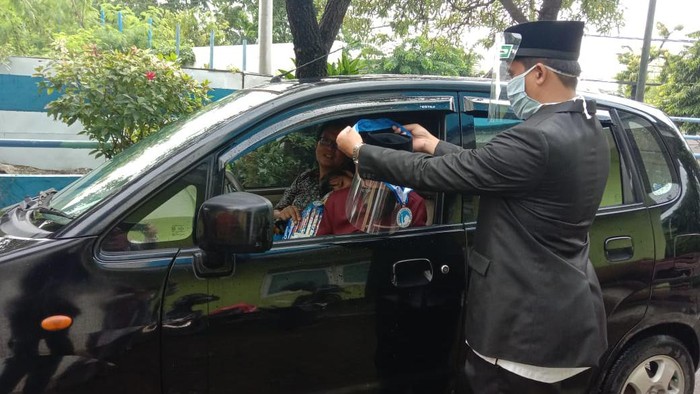wisuda drive thru SDA Al Azhar 11 Surabaya