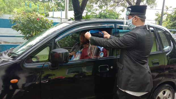 wisuda drive thru SDA Al Azhar 11 Surabaya