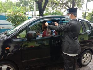 SD Islam di Surabaya Ini Wisuda Drive Thru di Tengah Pandemi COVID-19