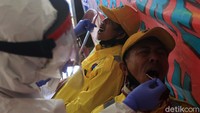 Sekitar 200 orang mengikuti tes swab COVID-19 ini.