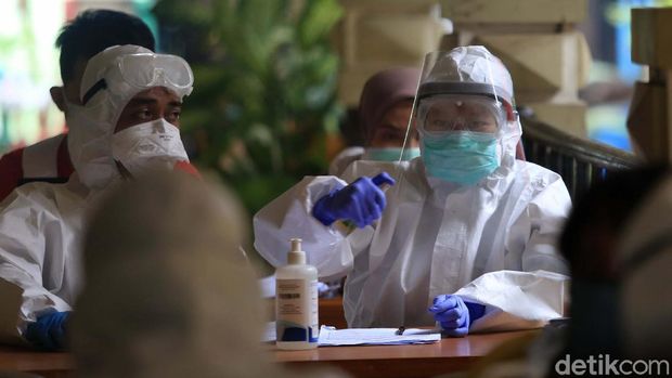 Sebanyak 200 pegawai dari berbagai instansi di lingkungan Kecamatan Senen menjalani test swab. Hal ini dilakukan guna mencari orang tanpa gejala yang terjangkit COVID-19.