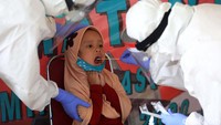 Beberapa anak-anak juga dalam tes swab ini.