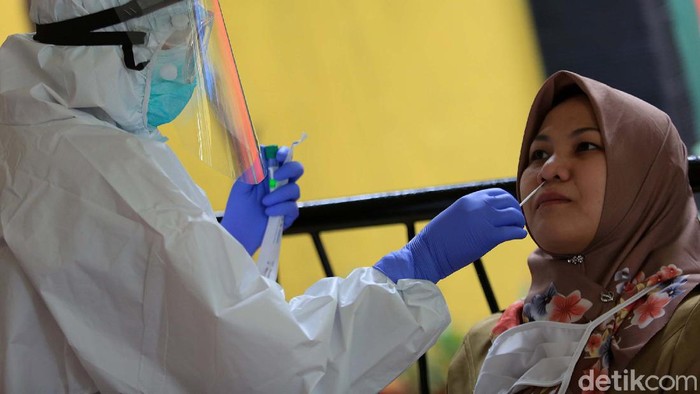 Sebanyak 200 pegawai dari berbagai instansi di lingkungan Kecamatan Senen menjalani test swab. Hal ini dilakukan guna mencari orang tanpa gejala yang terjangkit COVID-19.