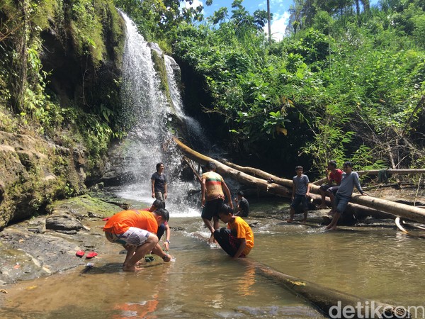 Istimewanya lagi, tidak jauh dari lokasi air terjun kona, terdapat air terun lain dengan ukuran yang lebih mini. (Abdy Febriady/detikcom) Istimewanya lagi, tidak jauh dari lokasi air terjun kona, terdapat air terun lain dengan ukuran yang lebih mini. (Abdy Febriady/detikcom)