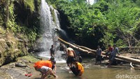 Istimewanya lagi, tidak jauh dari lokasi air terjun kona, terdapat air terun lain dengan ukuran yang lebih mini. (Abdy Febriady/detikcom)