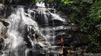 Dibutuhkan waktu selama lebih kurang satu setengah jam untuk menjangkau lokasi air terjun. Dikarenakan sebagian besar jalan yang dilewati masih rusak parah. (Abdy Febriady/detikcom)
