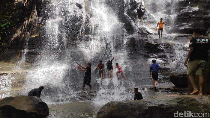 Air Terjun Kona yang Menggoda di Polman